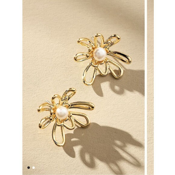 Anthropologie Pearl Floral Post 14k gold-plated brass, freshwater pearl Earring - Picture 1 of 3